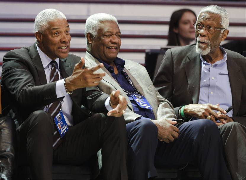 Julius Erving, Oscar Robinson e Bill Russell, i giudici della gara delle schiacciate, non si sono fatti impressionare. Ap